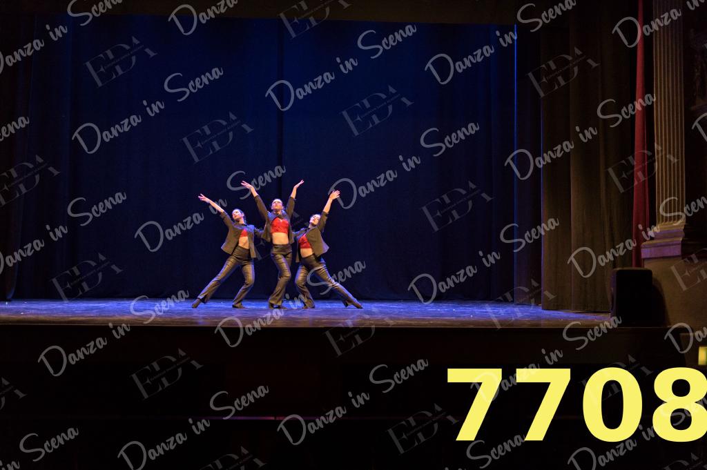 13. AREA DANZA - Black and Red